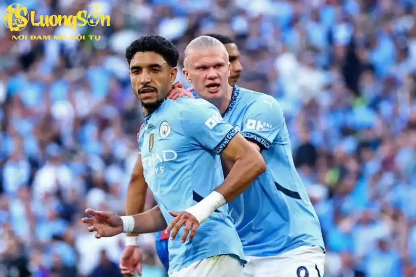 Cầu thủ người Ai Cập thực hiện quả phạt đền đầu tiên cho Man City nhưng đã thất bại.