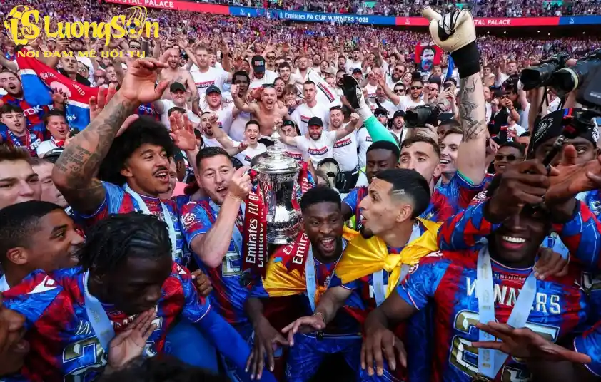 Crystal Palace lần đầu tiên vô địch FA Cup