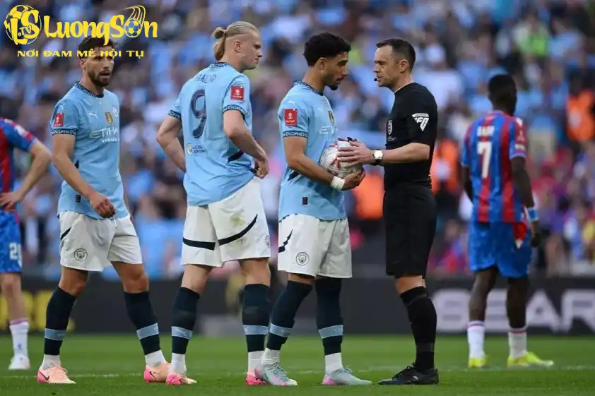 Haaland đã nhường cơ hội thực hiện penalty cho Marmoush.